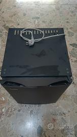 Frigobar nero da 40 litri netti.
