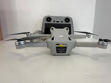 DJI Mini 3 Pro drone e radiocomando DJI RC