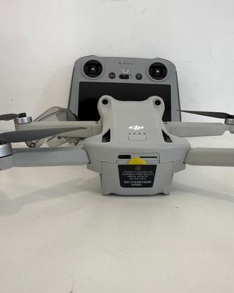 DJI Mini 3 Pro drone e radiocomando DJI RC