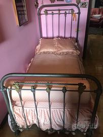 vecchio letto in ferro battuto