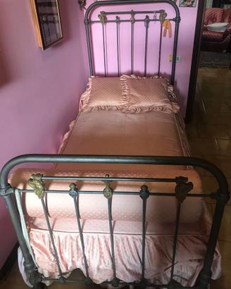 vecchio letto in ferro battuto