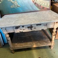 Bancone antico con piano in marmo