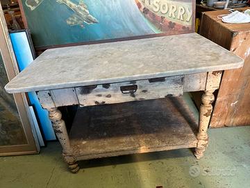 Bancone antico con piano in marmo