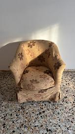 Poltrona imbottita con rivestimento floreale
