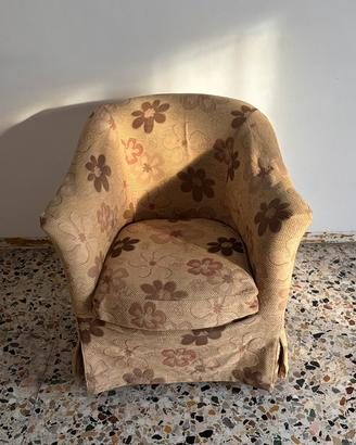 Poltrona imbottita con rivestimento floreale