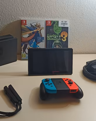 Switch + Pokemon Spada / Charizard in omaggio