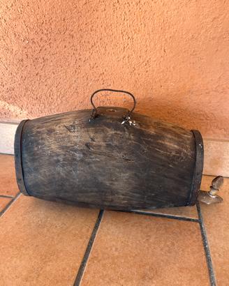 Botticella vintage in legno con rubinetto