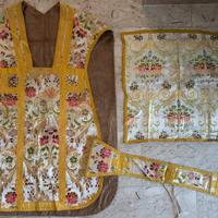 Pianeta sacerdotale con manipolo e velo da calice