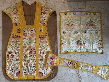 Pianeta sacerdotale con manipolo e velo da calice