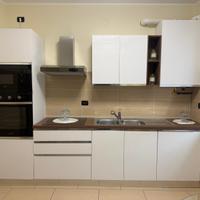 Cucina lineare, tavolo con 6 sedie più frigorifero