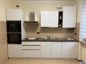 Cucina lineare, tavolo con 6 sedie più frigorifero