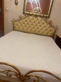 Letto in ferro battuto e foglia ora