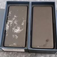 Due Samsung S9, uno con schermo