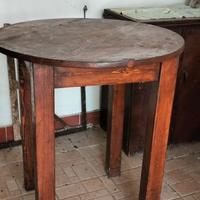 tavolo rotondo in Castagno 