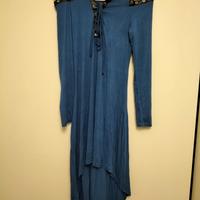 abito asimmetrico con cappuccio