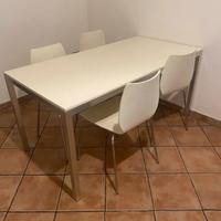 Tavolo da cucina con sedie calligaris