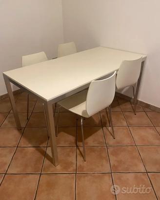 Tavolo da cucina con sedie calligaris