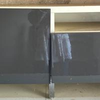 Mobiletto bianco e grigio
