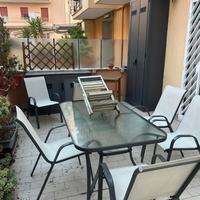 Tavolo, sedie e ombrellone