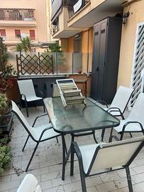 Tavolo, sedie e ombrellone