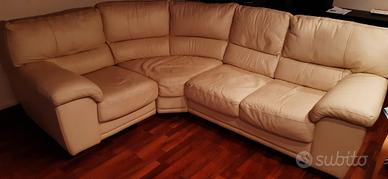 divano angolare in cuoio