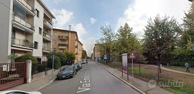 Stanza singola a Vedano con balcone libera ora
