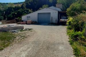 Capannone due piani con ampio terreno