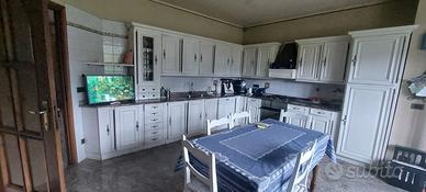 Cucina  con elettrodomestici