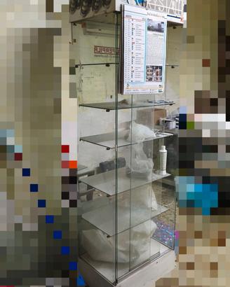 Vetrinetta espositiva in vetro con ripiani