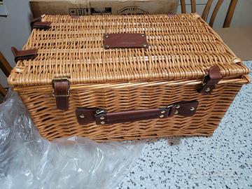 cestino pic nic in vimini con dettagli in pelle