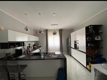Cucina moderna con penisola usata pochissimo