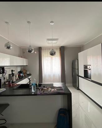 Cucina moderna con penisola usata pochissimo