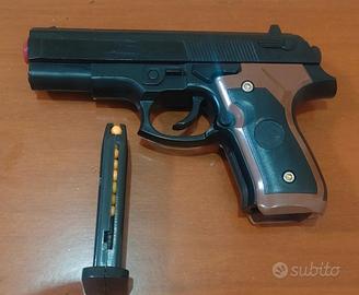 pistola giocattolo in plastica con caricatore 