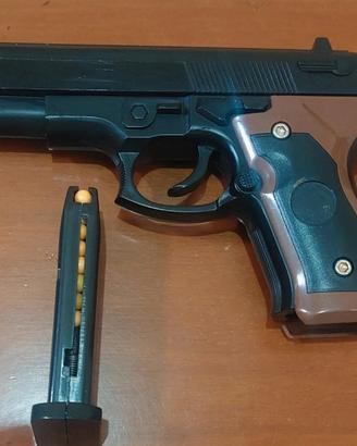 pistola giocattolo in plastica con caricatore 