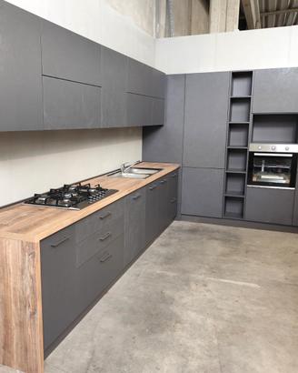Cucina esaurim. scorte, adattabile! Prezzo metà