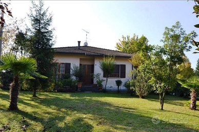 Villa e due magazzini