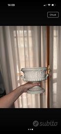 Vaso bianco in ceramica con vasini