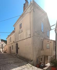 Casa singola in paese al centro storico 3 livelli