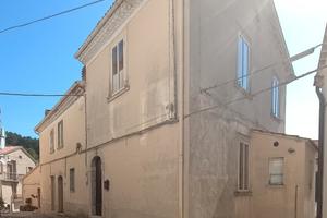Casa singola in paese al centro storico 3 livelli