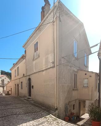 Casa singola in paese al centro storico 3 livelli