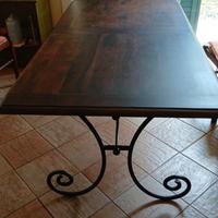Tavolo in legno con base in ferro battuto
