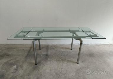 Tavolo in cristallo e acciaio allungabile.