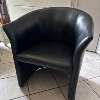 Poltrona di ecopelle nera