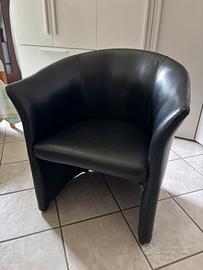 Poltrona di ecopelle nera