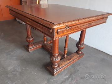 Tavolo in legno massiccio