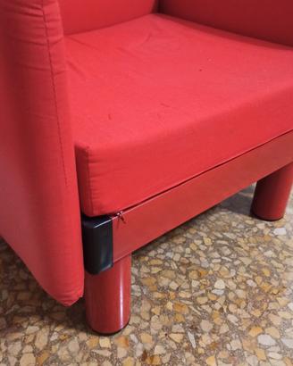 poltrona rossa moderna