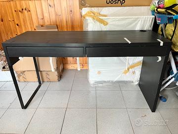 Scrivania con due cassetti ikea