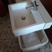 lavandino con  rubinetto miscelatore