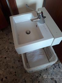 lavandino con  rubinetto miscelatore
