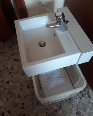 lavandino con  rubinetto miscelatore